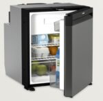 frigo camper Dometic NRX 60C 55L a compressore argento scuro visto davanti e semiaperto