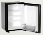 Interno del frigo camper Dometic NRX 35E 32L con ripiani e portabottiglie