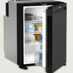 Frigo camper Dometic NRX 50E 44L a compressore visto frontalmente semiaperto.