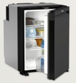 Frigo camper Dometic NRX 50E 44L a compressore visto frontalmente semiaperto.